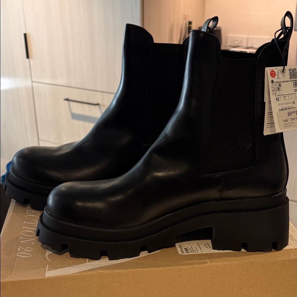 Womenโs ZARA Black Platform Chelsea Boots
